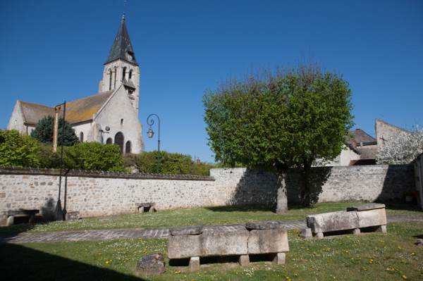 France, Ile de France, Essonne, Milly-la-Foret, eglise depuis le jardin du Centre d'Art contemporain,
Mention obligatoire : CRT PIdF