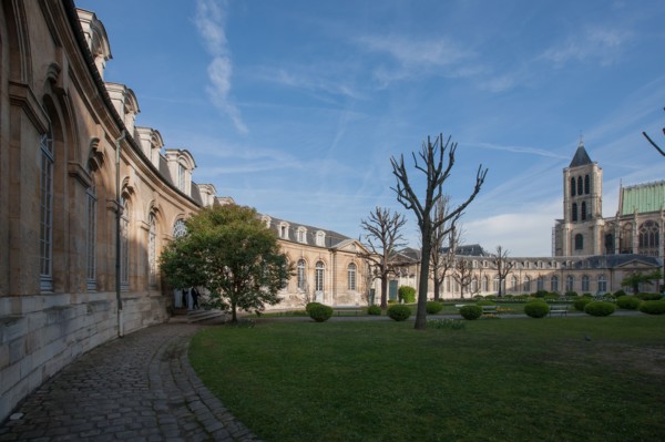 France, Ile de France, Seine Saint Denis, Saint Denis, maison d'education de la Legion d'Honneur, cour d'honneur, basilique a l'arriere plan,
