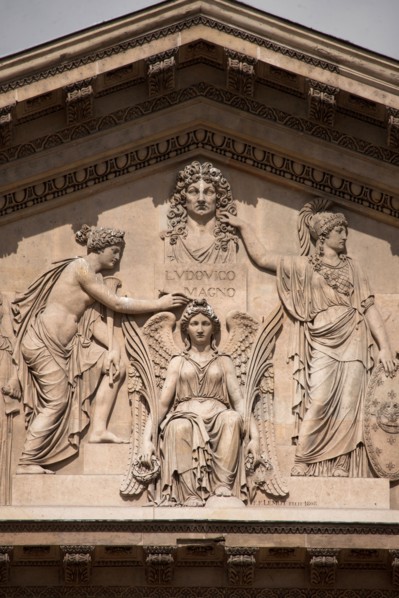 France, Ile de France, Paris 1er arrondissement, musee du Louvre, colonnade du Louvre, architecte Claude Perrault, detail portail, Napoleon 1er, relief, fronton,