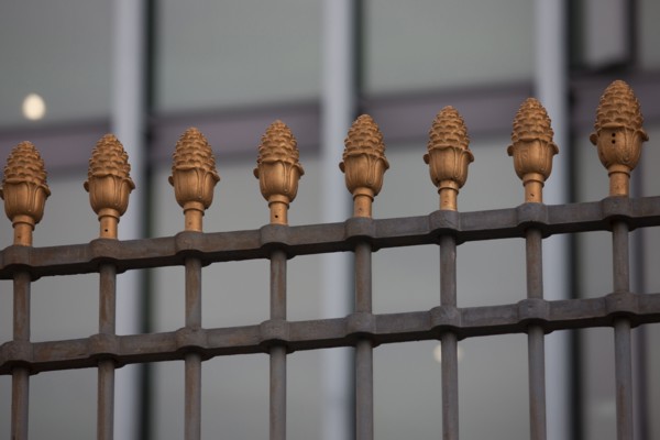 France, Ile de France, Paris 5e arrondissement, quai Saint-Bernard, detail de la grille de l'ancienne halle aux vins, pomme de pin, symbole des marchands de vin,