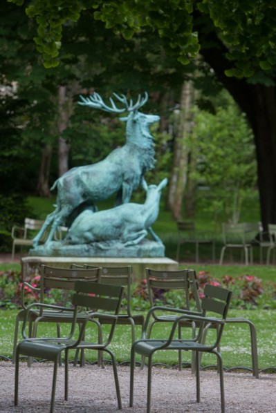 France, Région Ile de France, Paris 6e arrondissement, Jardin du Luxembourg, chaises et sculpture