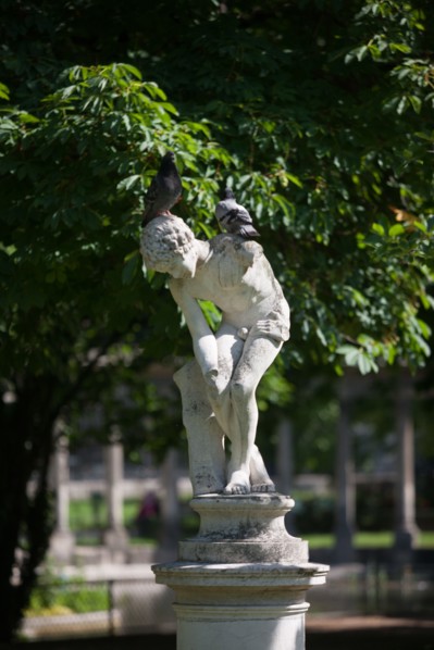 France, Région Ile de France, Paris 8e arrondissement, Parc Monceau, détail sculpture, éphèbe et