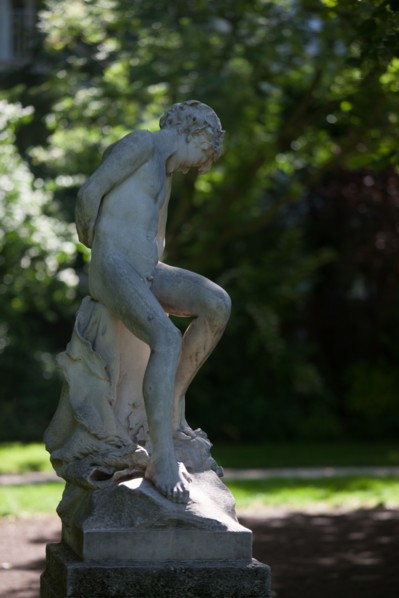 France, Région Ile de France, Paris 8e arrondissement, Parc Monceau, détail sculpture, éphèbe et