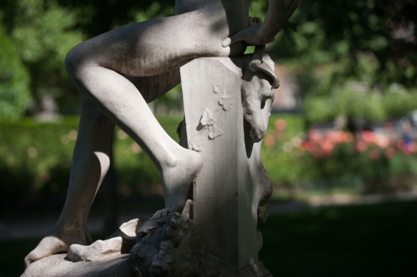 France, Région Ile de France, Paris 8e arrondissement, Parc Monceau, détail sculpture, éphèbe et