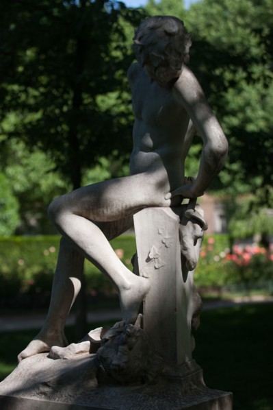 France, Région Ile de France, Paris 8e arrondissement, Parc Monceau, détail sculpture, éphèbe et