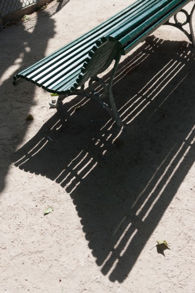 France, Région Ile de France, Paris 8e arrondissement, Parc Monceau, banc public et son ombre