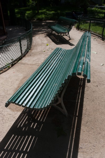 France, Région Ile de France, Paris 8e arrondissement, Parc Monceau, banc public et son ombre