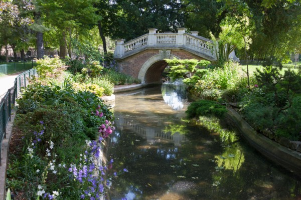 France, Région Ile de France, Paris 8e arrondissement, Parc Monceau, pièce d'eau et pont