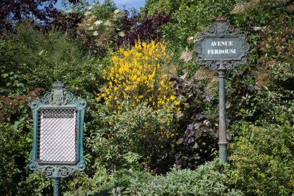 France, Région Ile de France, Paris 8e arrondissement, Parc Monceau, panneaux et lampadaire,