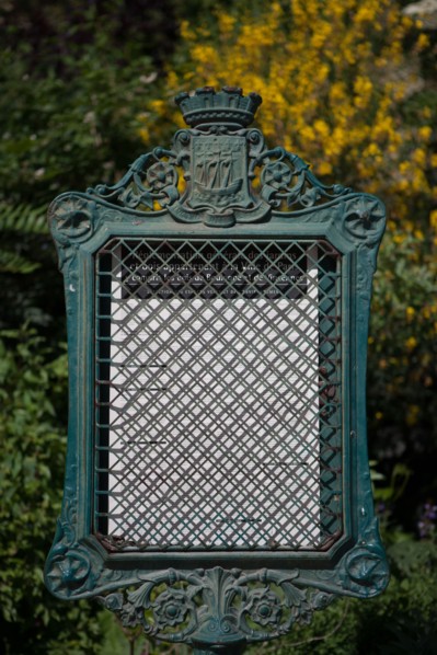 France, Région Ile de France, Paris 8e arrondissement, Parc Monceau, panneaux et lampadaire,