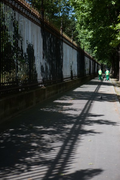 France, Région Ile de France, Paris 8e arrondissement, Parc Monceau, grilles et leur ombre sur la