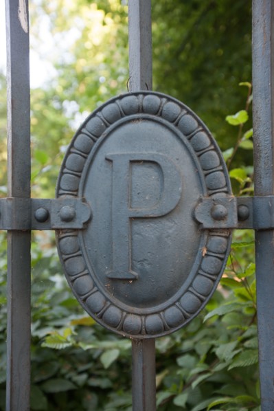 France, Région Ile de France, Paris 12e arrondissement, Parc de Bercy, grille, monogramme P comme