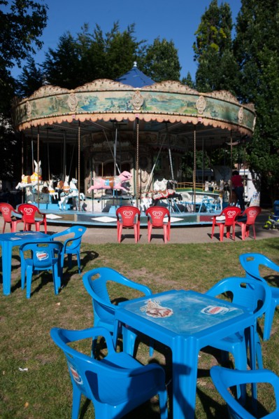 France, Région Ile de France, Paris 12e arrondissement, Parc de Bercy, manège et chaises rouges et