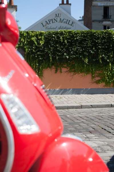 France, Région Ile de France, Paris 18e arrondissement, Montmartre, Rue Saint Vincent, scooter