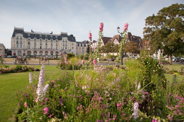 Cabourg, Place Du Casino Et Grand Hôtel
