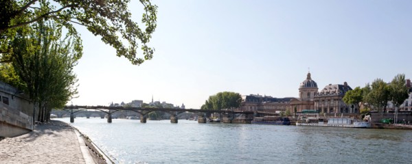 Quai Francois Mitterrand (Quai Des Tuileries) Berges de Seine, Pont Des Arts Et Institut de France, Quai De Conti En Face