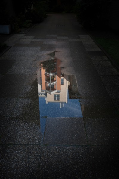 Montparnasse, Detail D'Un Reflet Dans Une Flaque D'Eau