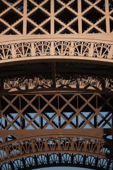 Tour Eiffel, Detail Des Motifs Au Niveau Du 1er Etage