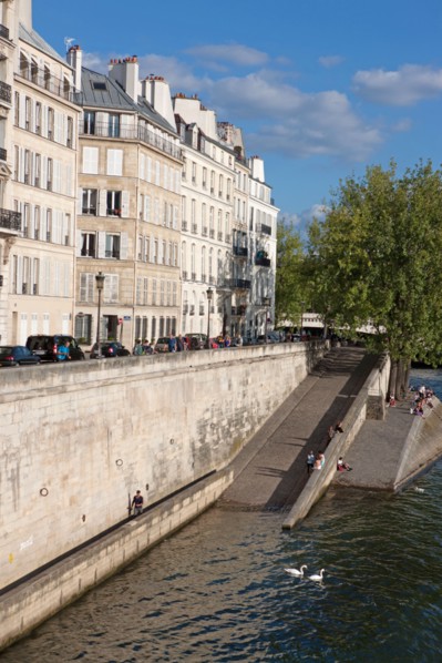 Ile Saint Louis, vue sur le quai De Bethune Et La Seine