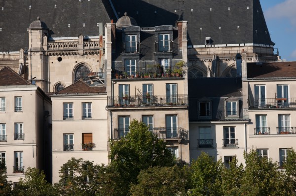 Ile Saint Louis, vue sur Les Facades du Quai de l'Hôtel De Ville Depuis le quai De Bourbon