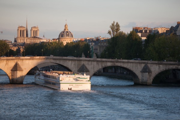 Pont du Carrousel Et Bateau Touristique,Notre Dame Et Coupole De L'Institut