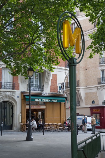 Porte de Bagnolet, Place Edith Piaf