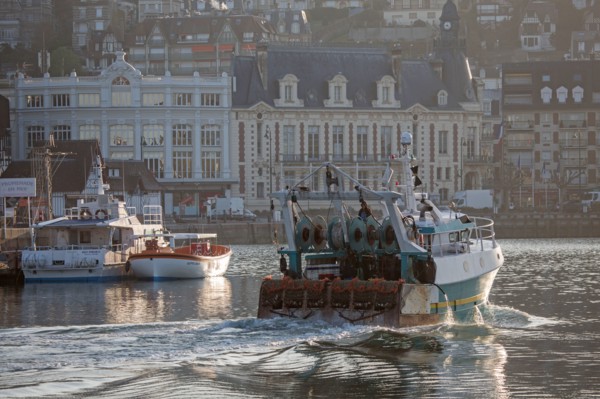 Chalutier de retour de pêche à Trouville-sur-Mer