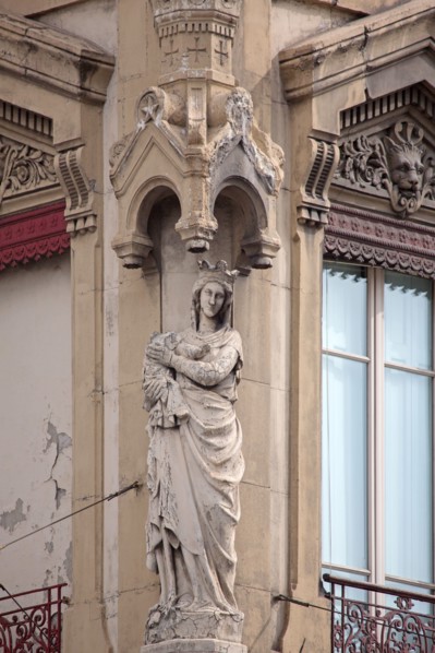 Lyon, sculpture d'angle Place des Cordeliers