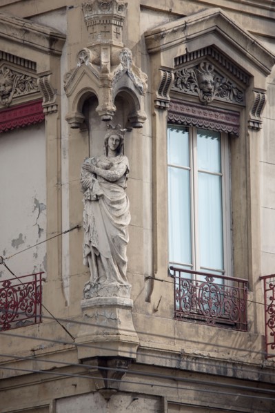 Lyon, sculpture d'angle Place des Cordeliers