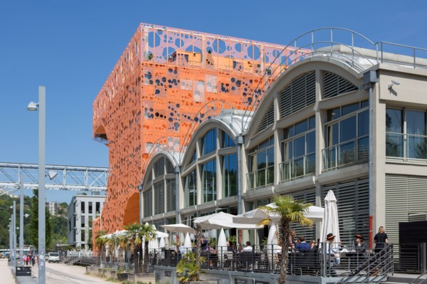 Lyon, Immeuble "Le Cube Orange" dans le quartier Confluence