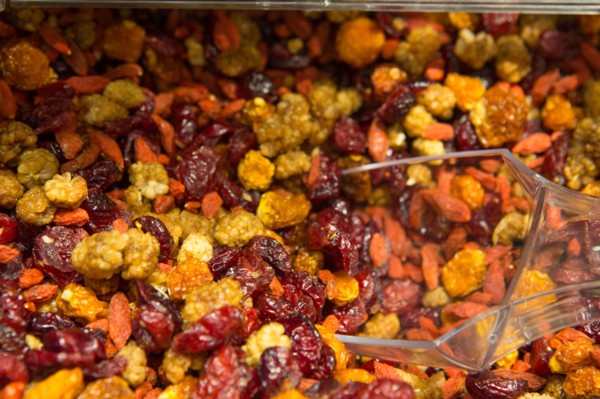 Assortiment de baies et fruits secs