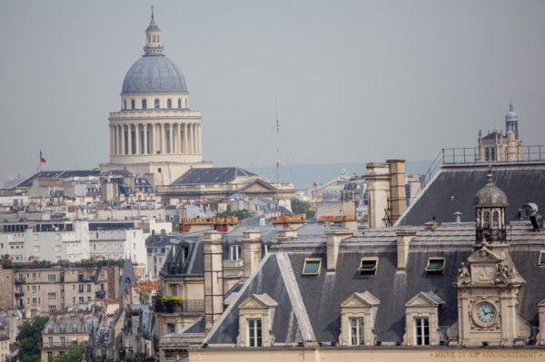 Paris, vue sur la mairie du 13e arrondissement et la coupole du Panthéon