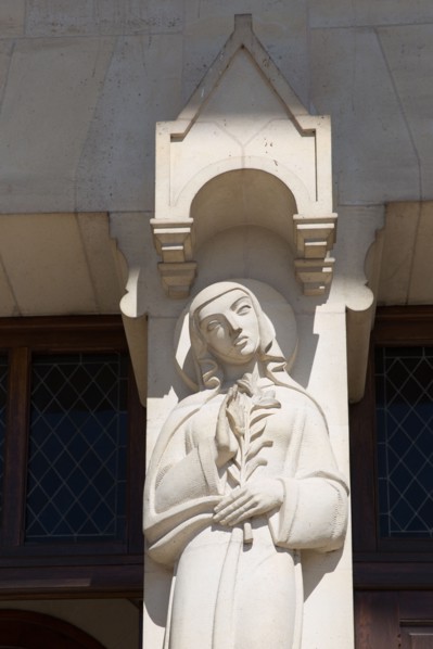 Basilique Sainte-Thérèse de Lisieux, statue du portail principal