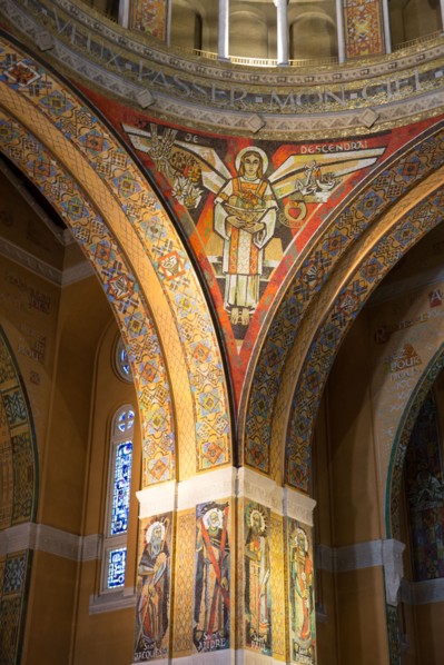 Basilique Sainte-Thérèse de Lisieux, vue intérieure