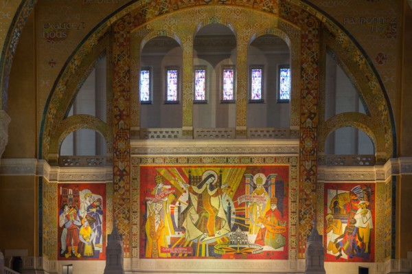 Basilique Sainte-Thérèse de Lisieux, vue intérieure