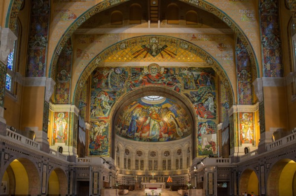Basilique Sainte-Thérèse de Lisieux, vue intérieure