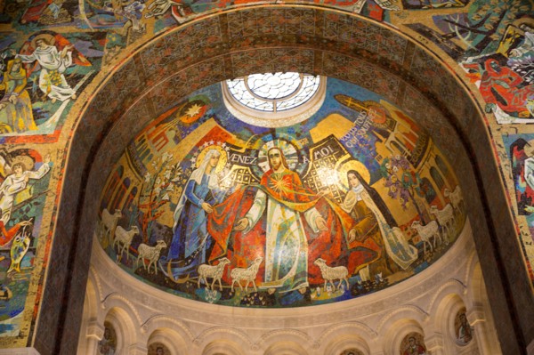 Basilique Sainte-Thérèse de Lisieux, vue intérieure
