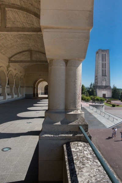 Basilique Sainte-Thérèse de Lisieux, galerie extérieure