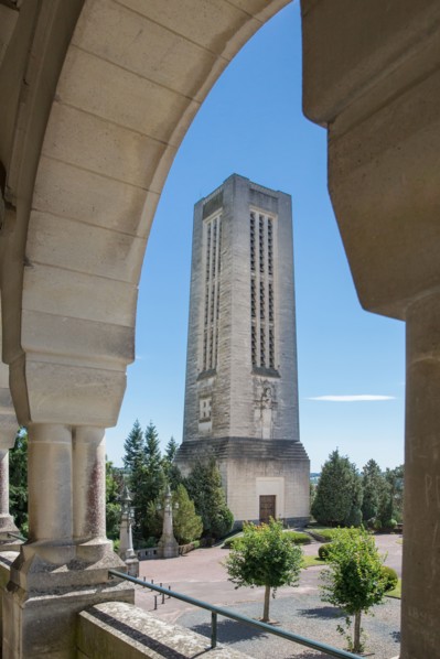 Basilique Sainte-Thérèse de Lisieux, galerie extérieure, vue sur le campanile