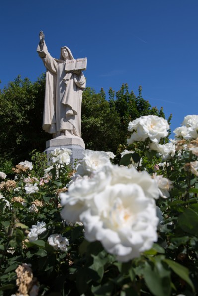 Lisieux, statue de sainte Thérèse à l'entrée de la basilique