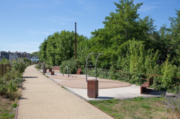 Lisieux, chemin piétonnier longeant la rivière