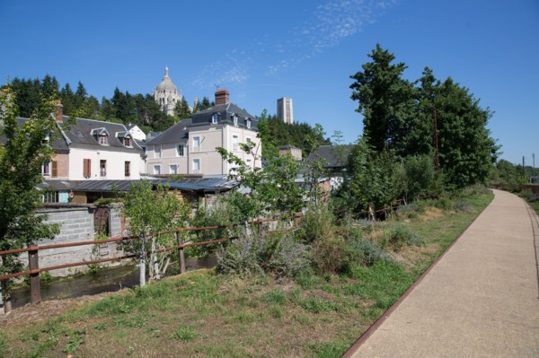 Lisieux, chemin piétonnier longeant la rivière