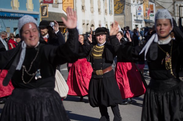 Défilé folklorique à Saint-Guénolé, Finistère Sud