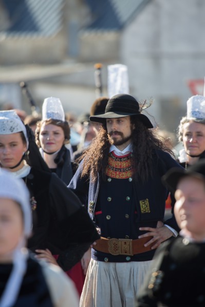 Défilé folklorique à Saint-Guénolé, Finistère Sud