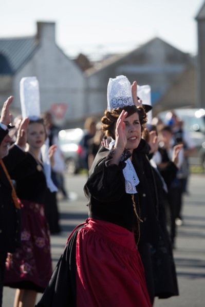 Défilé folklorique à Saint-Guénolé, Finistère Sud