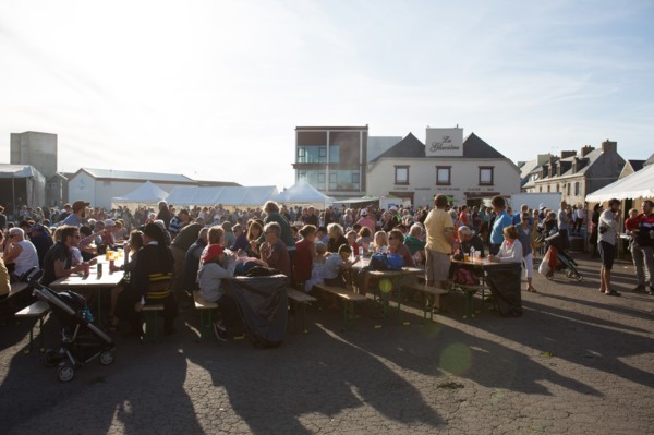 Défilé folklorique à Saint-Guénolé, Finistère Sud
