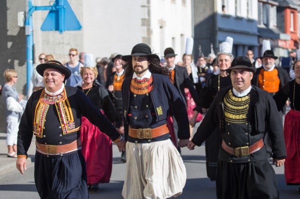 Défilé folklorique à Saint-Guénolé, Finistère Sud