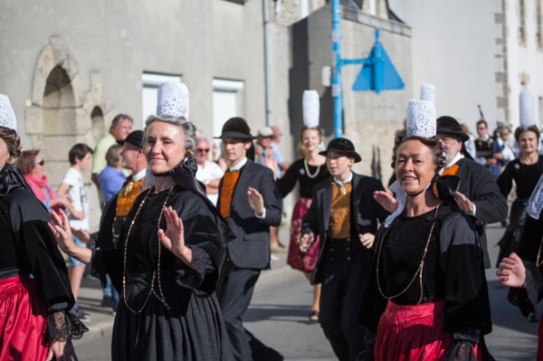 Défilé folklorique à Saint-Guénolé, Finistère Sud