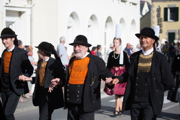 Défilé folklorique à Saint-Guénolé, Finistère Sud