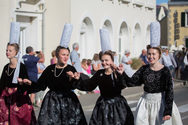 Défilé folklorique à Saint-Guénolé, Finistère Sud